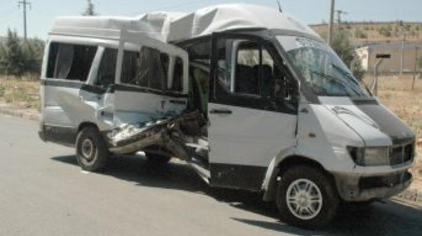 Y&uuml;k treni fabrika iş&ccedil;ilerini taşıyan minib&uuml;se &ccedil;arptı: 4 yaralı