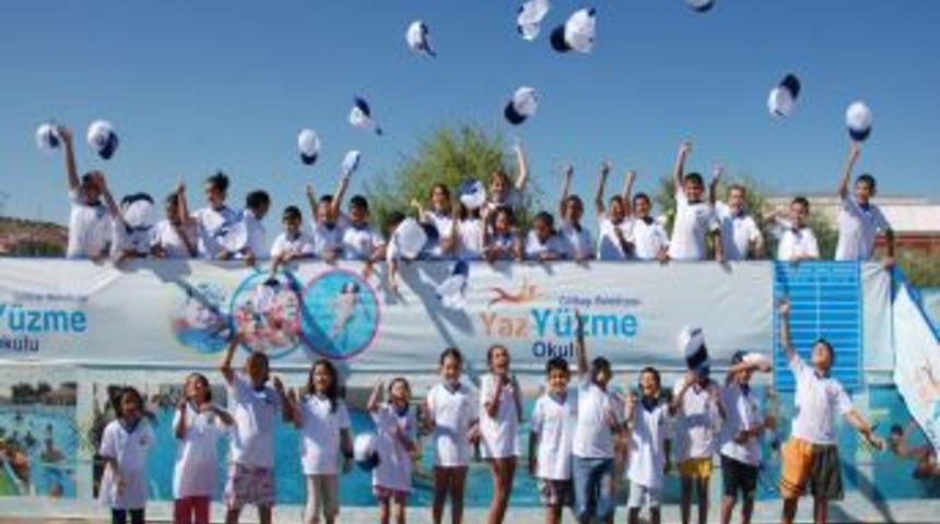 G&ouml;lbaşı Belediyesi 300 &ccedil;ocuğa y&uuml;zme kursu verdi