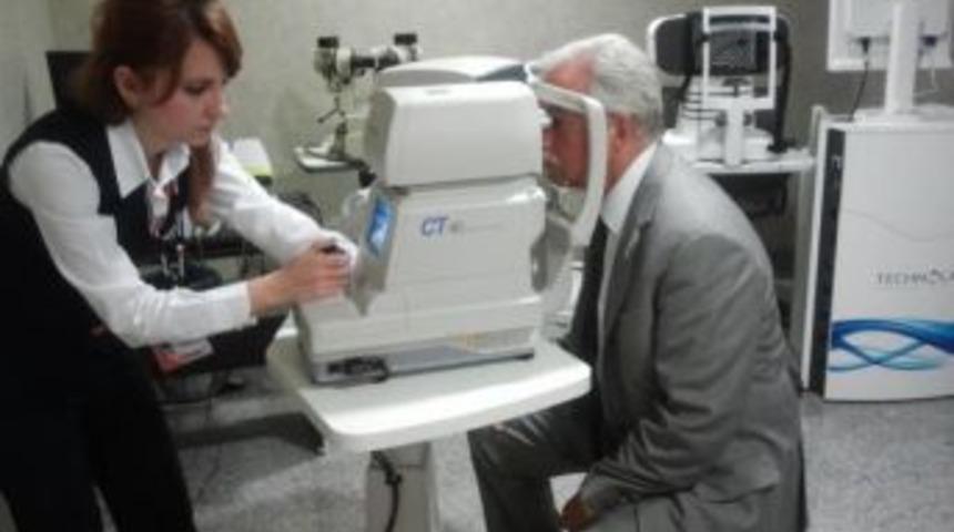 39 yıldır kullandığı gözlüğünden kurtuldu