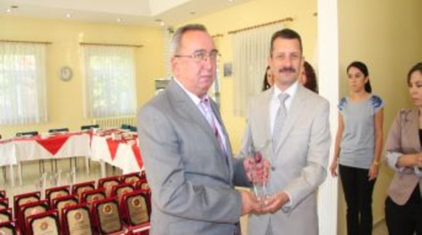 MAK&Uuml;&rsquo;ye destek veren isimler plaketle &ouml;d&uuml;llendirildi