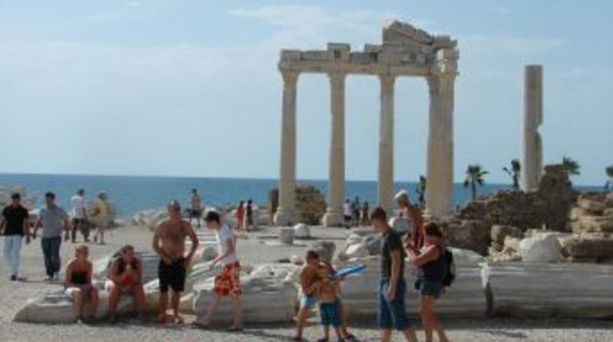 Yerli turist a&ccedil;ığı Rus, İskandinav ve Avrupalı turistlerle kapatıldı