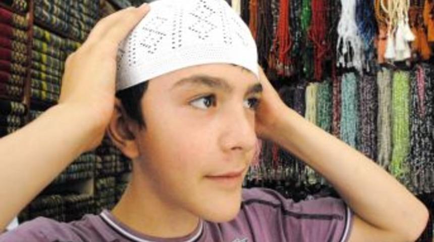 Ramazan&rsquo;da en &ccedil;ok ezan okuyan saat ve g&uuml;l kokulu takke satılıyor