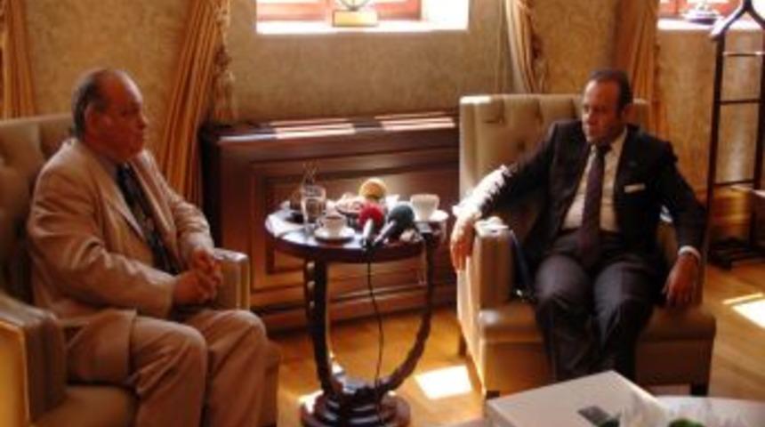 Bakan Bağış, sanat&ccedil;ılarla 'sorunlarını' g&ouml;r&uuml;şt&uuml;