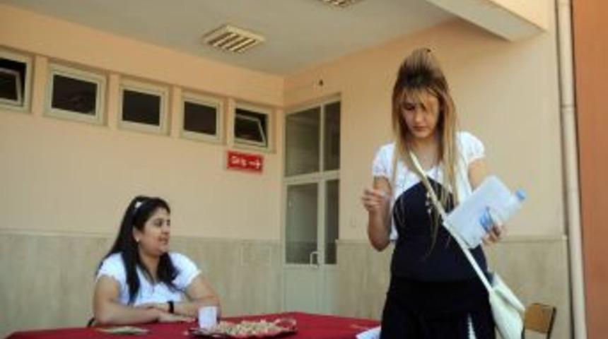 D&Uuml; &ouml;n yargıları kırıyor, 7 bin &ouml;ğrenci kayıt i&ccedil;in Diyarbakır&rsquo;ın yolunu tuttu