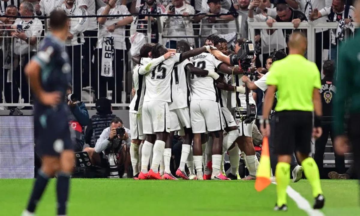 Fransız gazeteci Beşiktaş ı görünce şaşkına döndü! "Hayatımda ilk kez..." 4