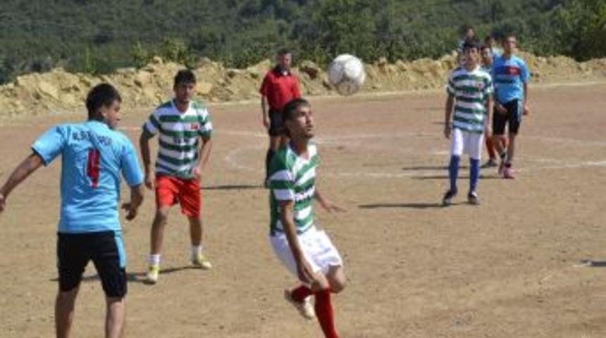 Somali yararına d&uuml;zenlenen futbol turnuvasında 3 bin lira toplandı
