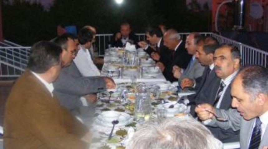 Vali Oğuz, tarihi caminin s&uuml;slemelerine hayran kaldı