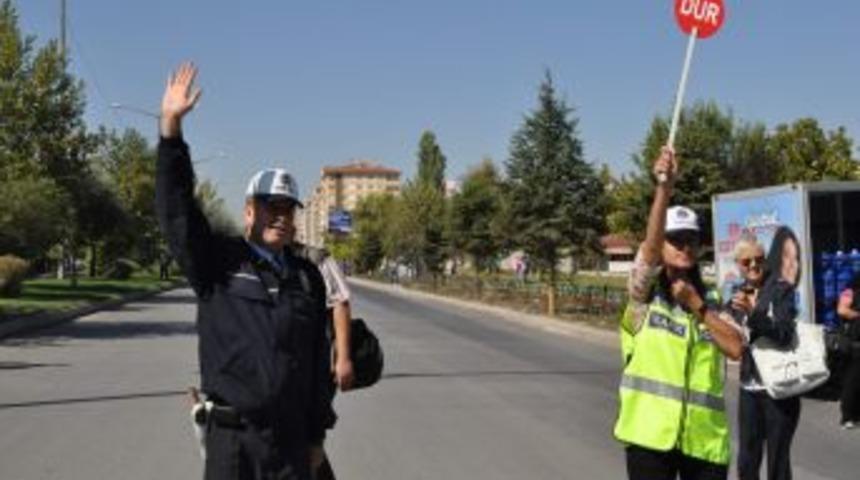 Okul &ouml;n&uuml; trafiği &ouml;ğretmenlere ve &ouml;ğrencilere emanet