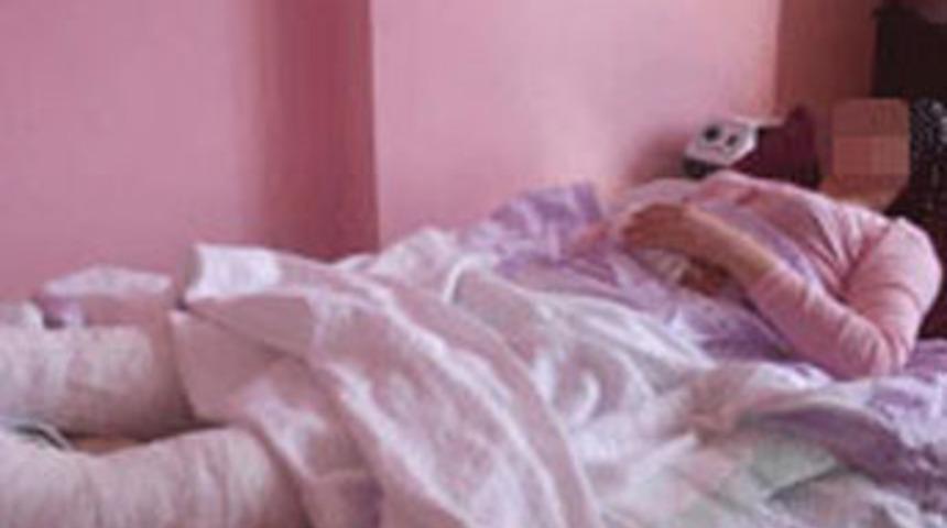 Dayak&ccedil;ı kocadan ka&ccedil;arken balkondan d&uuml;şt&uuml;