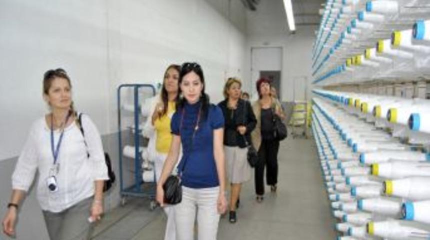 UTİB, sekt&ouml;re y&ouml;n verecek gen&ccedil;lerin &ouml;ğretmenlerini ağırladı