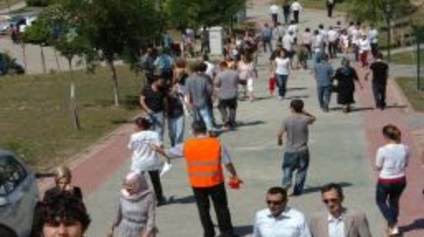 Aileler, kayıt yaptıran &ccedil;ocuklarından daha heyecanlı &ccedil;ıktı