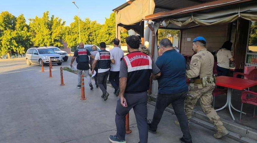 İzmir'de FET&Ouml; operasyonunda 21 ş&uuml;pheli yakalandı