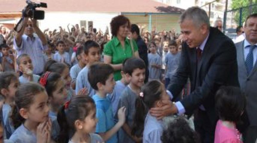 Denizli&rsquo;de yeni &ouml;ğrencilerin &ouml;nl&uuml;k ve yakası belediyeden