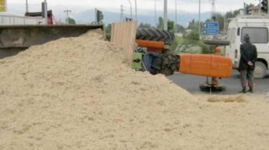 Virajı alamayan trakt&ouml;r devrilince, yol samanla kaplandı