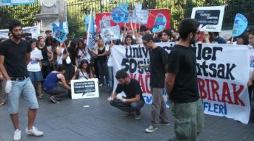 &Ouml;ğrencilerden tutuklanan arkadaşlarının serbest bırakılması i&ccedil;in tiyatrolu eylem