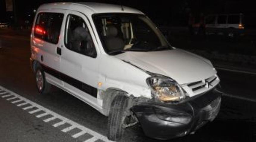 Hatalı solama yapan s&uuml;r&uuml;c&uuml; trafik polisine &ccedil;arptı