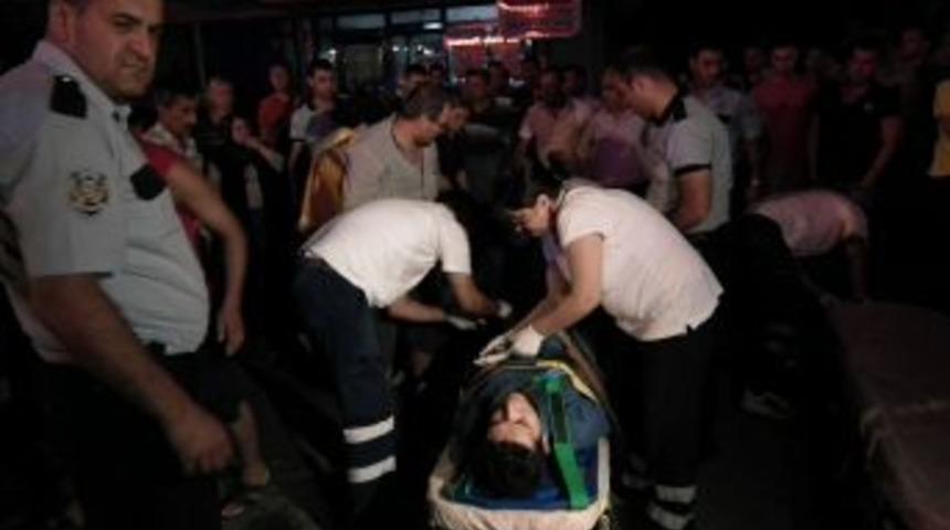 Yoldan ge&ccedil;meye &ccedil;alışan anne ve oğlu kazada yaralandı