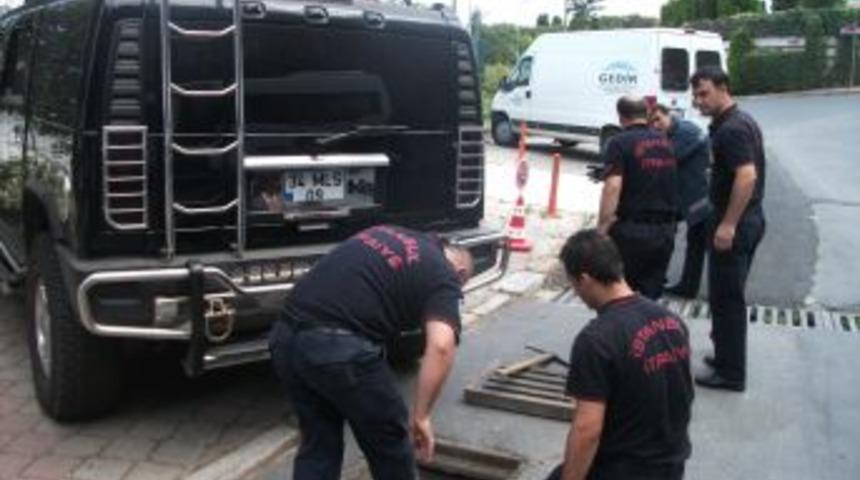 Mazgalda doğum yapan anne kedi ve yavrularını itfaiye kurtardı