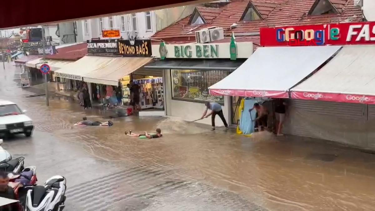 Sel sularında rafting eğlencesi! G&ouml;r&uuml;nt&uuml;ler Fethiye den 3
