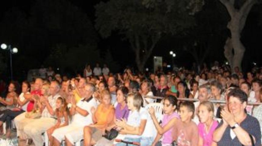 &Uuml;mit &Uuml;lperen verdiği konserle tam not aldı