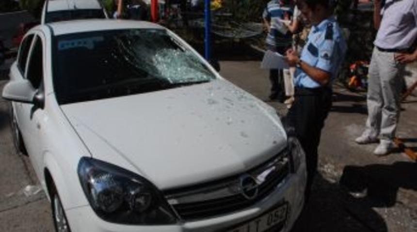 5. kattan d&uuml;şen cam otomobile zarar verdi