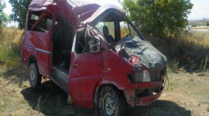 Kırıkkale&rsquo;de kaza: 2'si ağır 17 yaralı