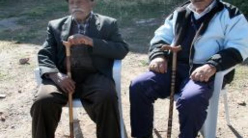 Kefensiz yatan dedelerine mezar istiyorlar