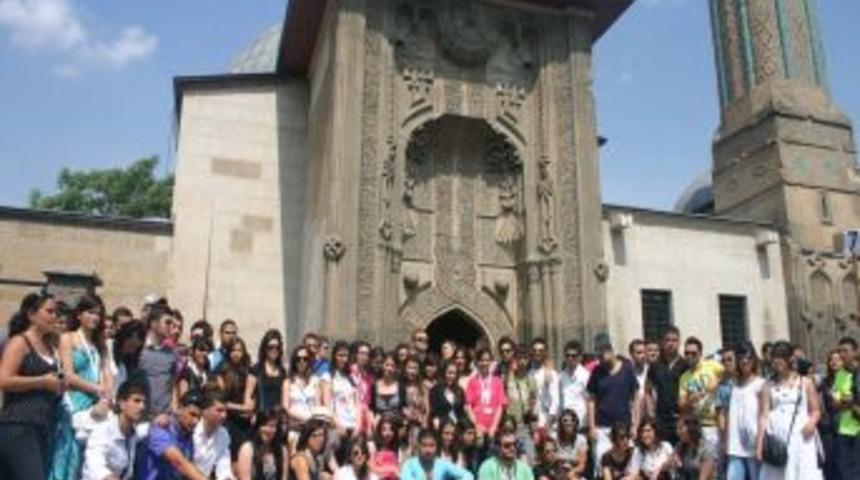 Avrupa'da yaşayan T&uuml;rk gen&ccedil;lerinin T&uuml;rkiye turu sona erdi