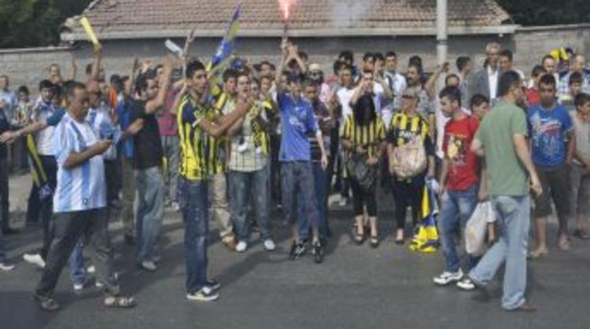 Fenerbah&ccedil;eliler Metris Cezaevi &ouml;n&uuml;n&uuml; ş&ouml;len alanına &ccedil;evirdi