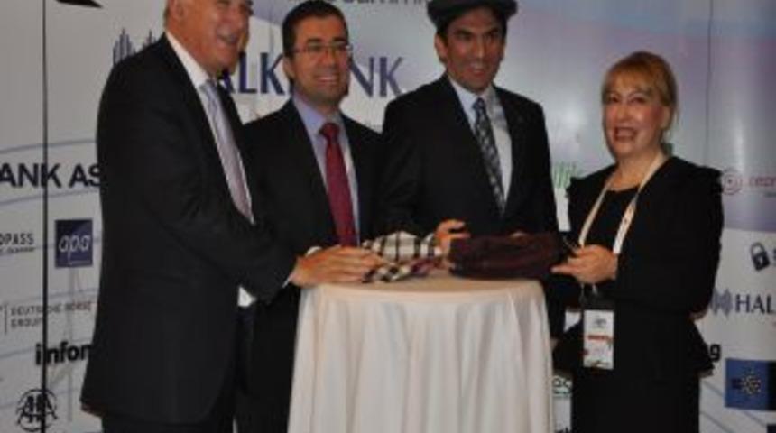 İngiliz Bakan 'Gakkoş şapkası'nı beğendi