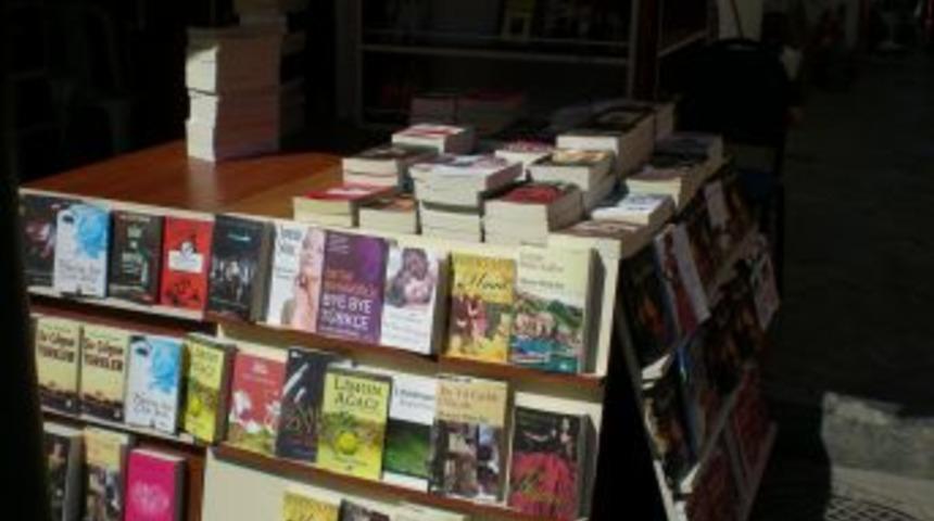 &Ccedil;eşme'de 776 korsan kitap ele ge&ccedil;irildi