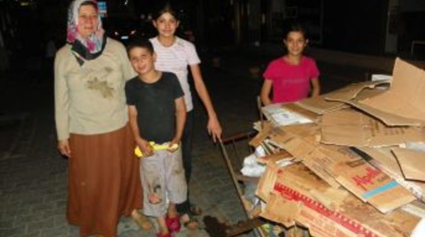 3 &ccedil;ocuğuna, 2 yeğenine ve hasta kocasına kağıt toplayarak bakıyor