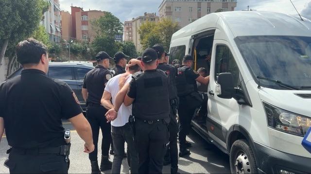 Fatih’te 2 kişinin hayatını kaybettiği silahlı kavgaya ilişkin gözaltına alınan 12 şüpheli adliyeye sevk edildi 1