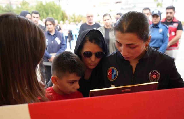 Şehidin eşi ve çocuğundan yürek yakan veda: Babaya son sarılış 8