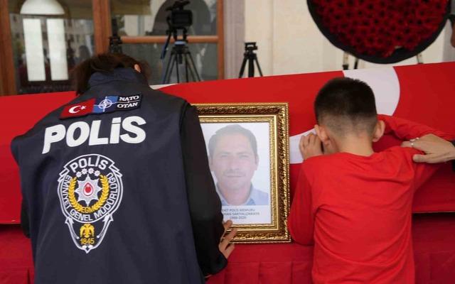 Şehidin eşi ve çocuğundan yürek yakan veda: Babaya son sarılış 7