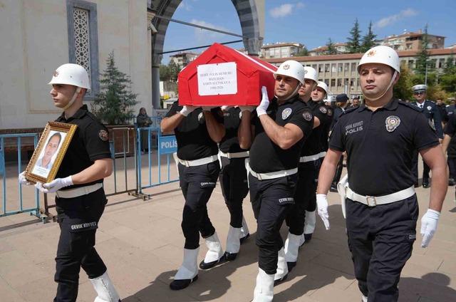 Şehidin eşi ve çocuğundan yürek yakan veda: Babaya son sarılış 5