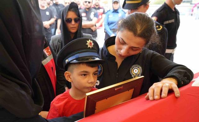 Şehidin eşi ve çocuğundan yürek yakan veda: Babaya son sarılış 1