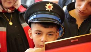 Şehidin eşi ve &ccedil;ocuğundan y&uuml;rek yakan veda: Babaya son sarılış