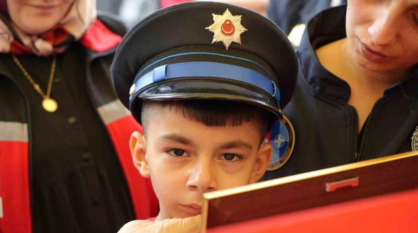 Şehidin eşi ve &ccedil;ocuğundan y&uuml;rek yakan veda: Babaya son sarılış