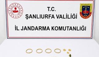 Dolandırdığı kişiden aldığı altınları satmaya &ccedil;alışan şahıs yakalandı