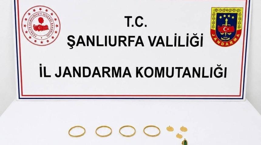 Dolandırdığı kişiden aldığı altınları satmaya &ccedil;alışan şahıs yakalandı