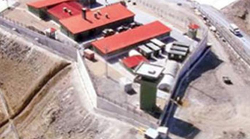 TOKİ sınıra kale gibi karakollar inşa ediyor