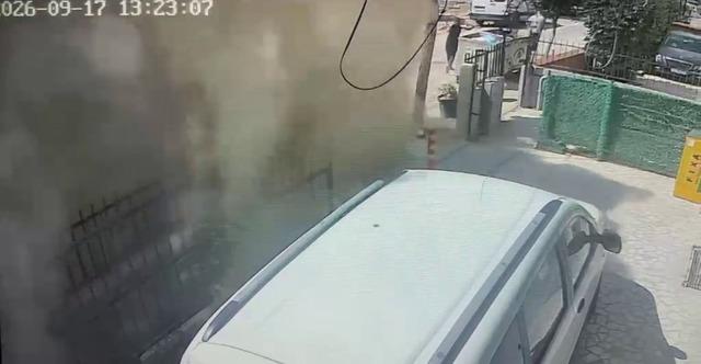 Avcılar’da faciadan saniyelerle kurtuluş kamerada 2