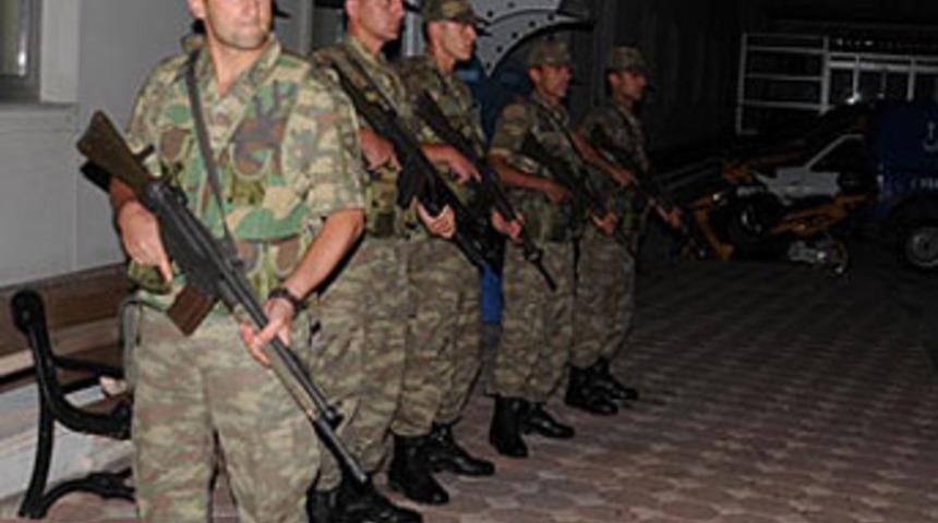 Ter&ouml;ristler teravih &ccedil;ıkışı işadamı ka&ccedil;ırdı