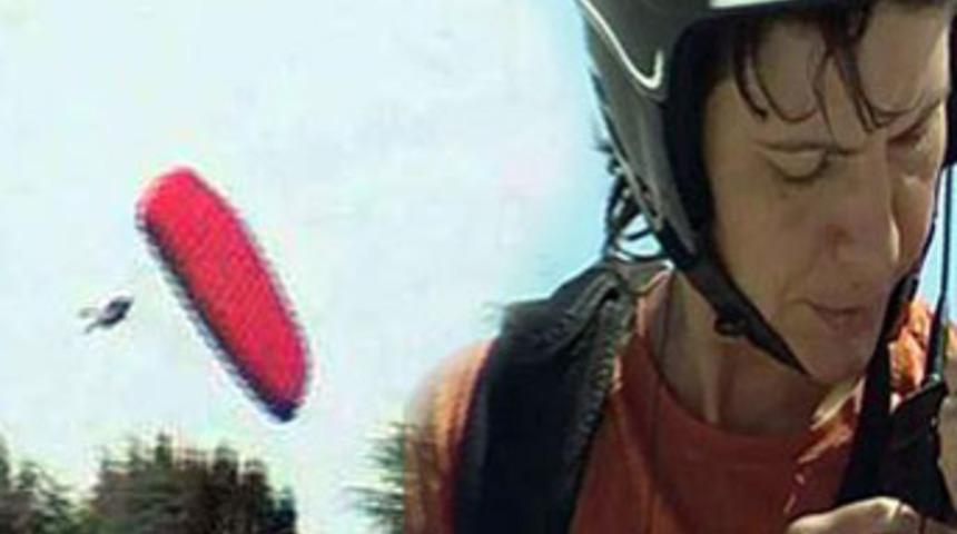 Paraş&uuml;t&ccedil;&uuml;n&uuml;n d&uuml;şme anı kamerada