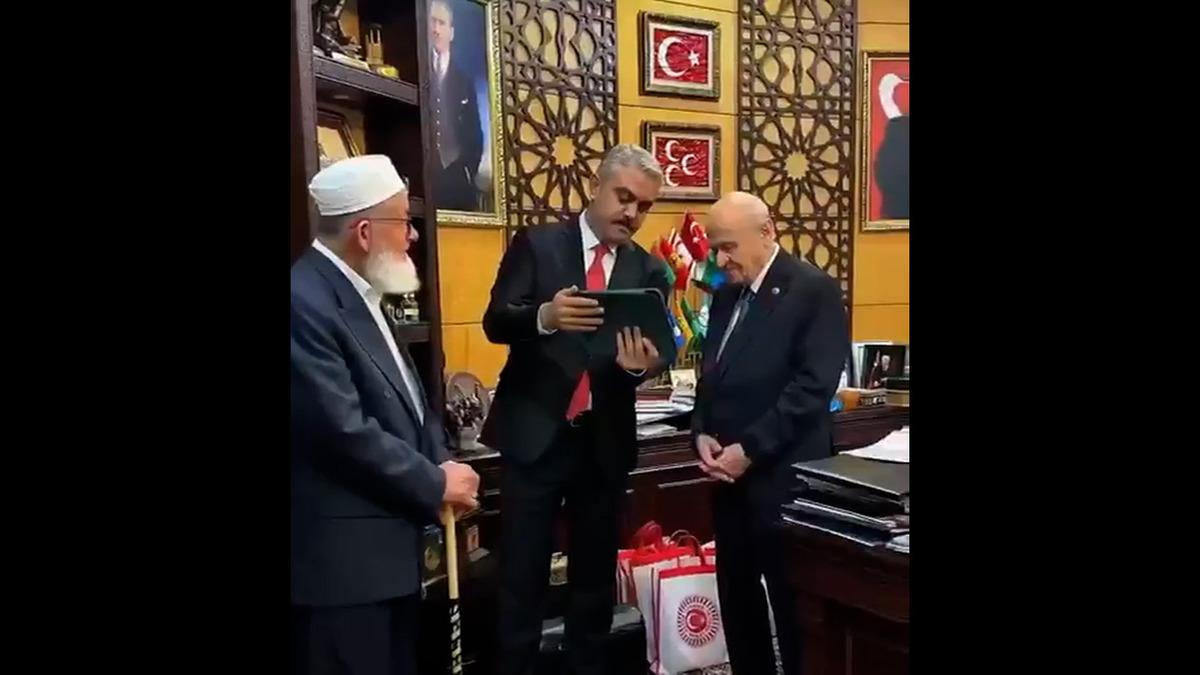 O şarkıyı duyunca Bahçeli nin gözleri doldu! "Mahvettin bizi..." 1