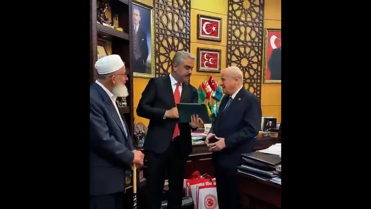 O şarkıyı duyunca Bahçeli nin gözleri doldu! "Mahvettin bizi..." 2