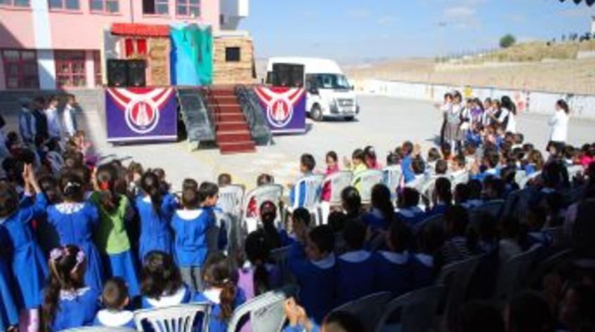 Sincanlı &ccedil;ocuklar tiyatro ile eğlenirken bilin&ccedil;leniyor