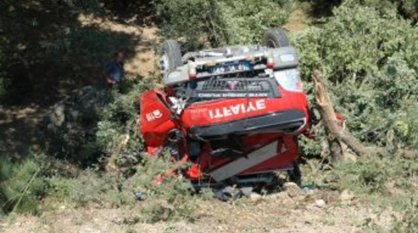 G&ouml;reve giden  itfaiyesi şarampole u&ccedil;tu