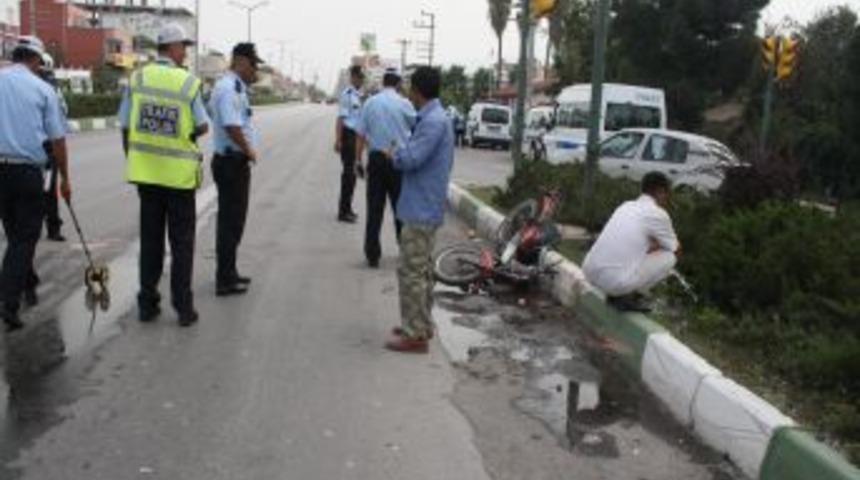 Ara&ccedil;la &ccedil;arpışan motosiklet s&uuml;r&uuml;c&uuml;s&uuml; ağır yaralandı